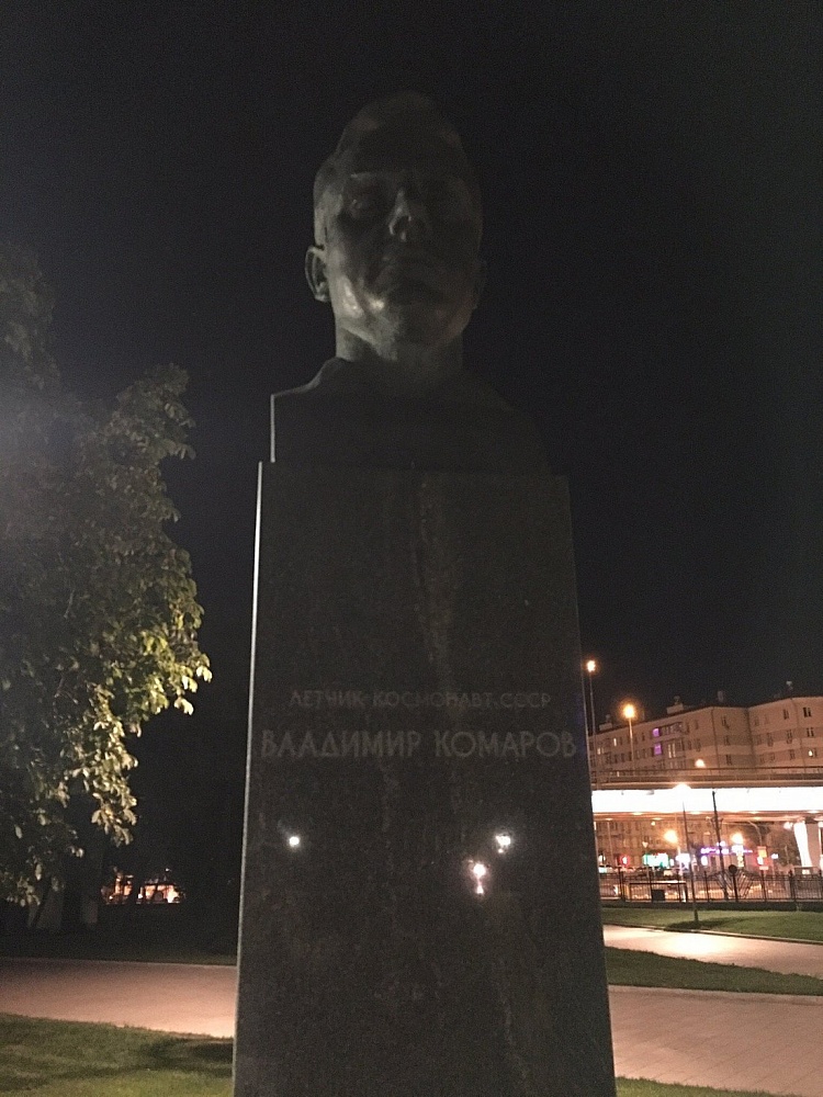 Памятник-бюст Комарову - 7