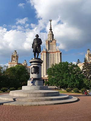 Памятник М.В. Ломоносову МГУ