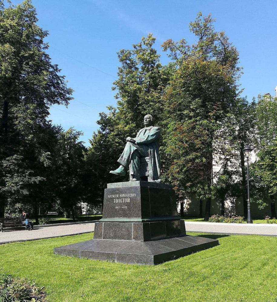 Памятник А.Н.Толстому - 3