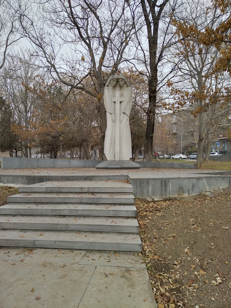 Памятник Благословенна в веках дружба народов России и Армении (&quot;Единый крест&quot;) - 3