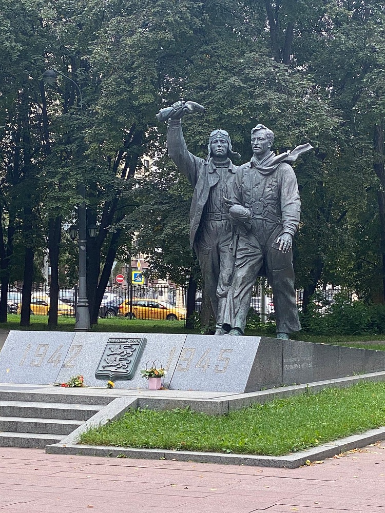 Памятник летчикам полка Нормандия-Неман - 6
