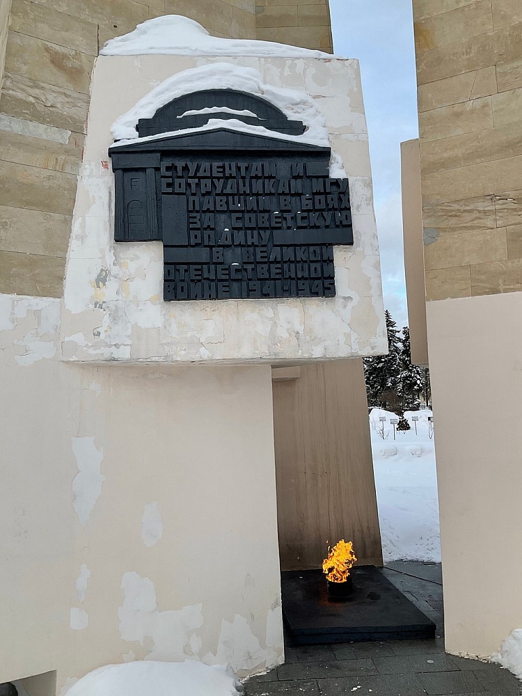 Обелиск в Память о Павших Студентах и Преподавателях МГУ в ВОВ - 1