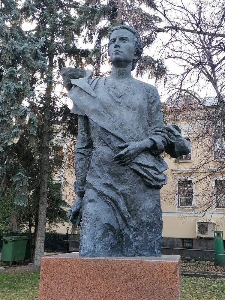 Памятник скульптору Вере Мухиной - 7