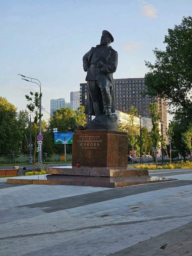 Статуя маршала Жукова - 7