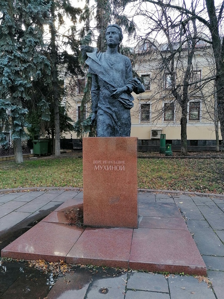 Памятник скульптору Вере Мухиной - 3
