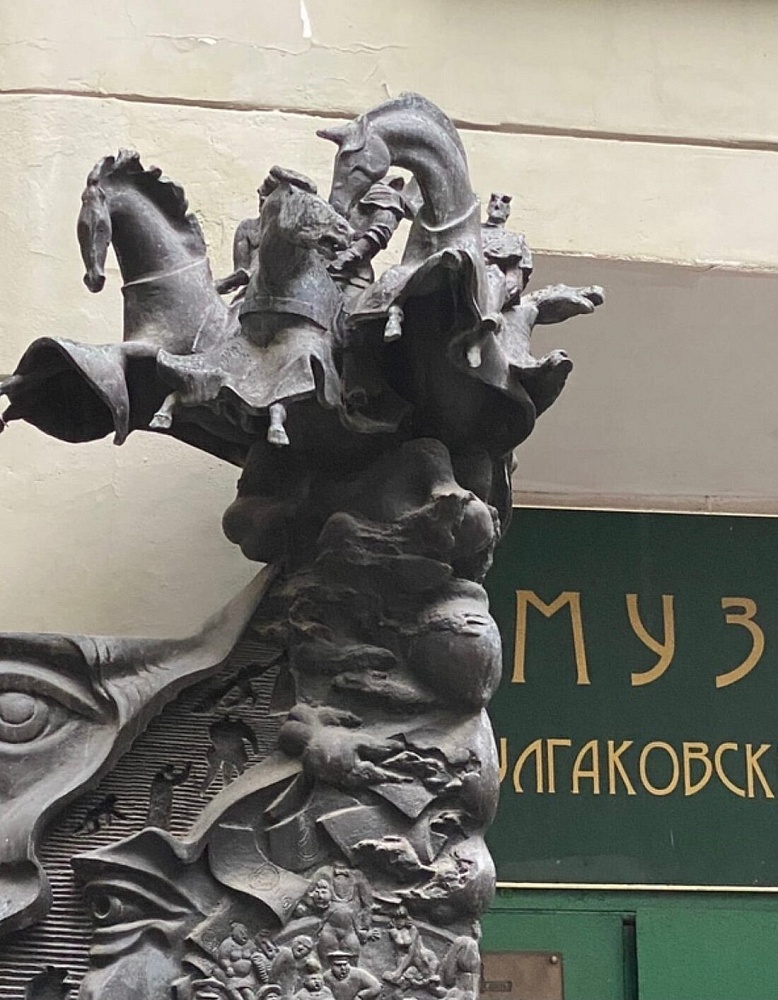 Памятник Коровьеву и Бегемоту - 2