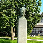 Алексей Архипович Леонов памятник - 1