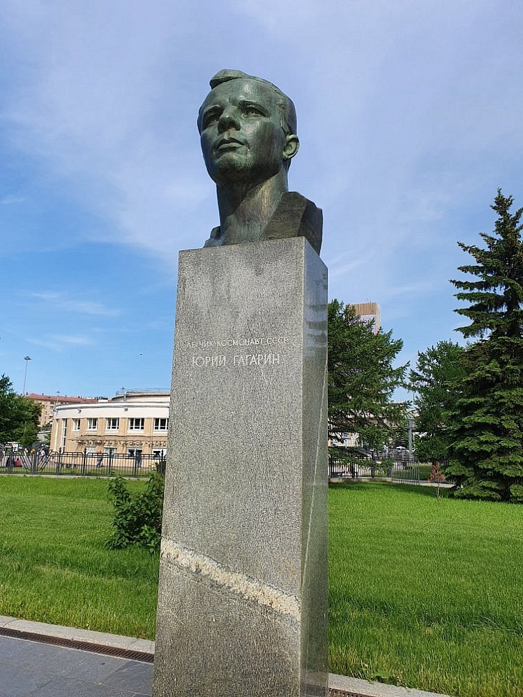 Памятник-бюст Гагарину - 7