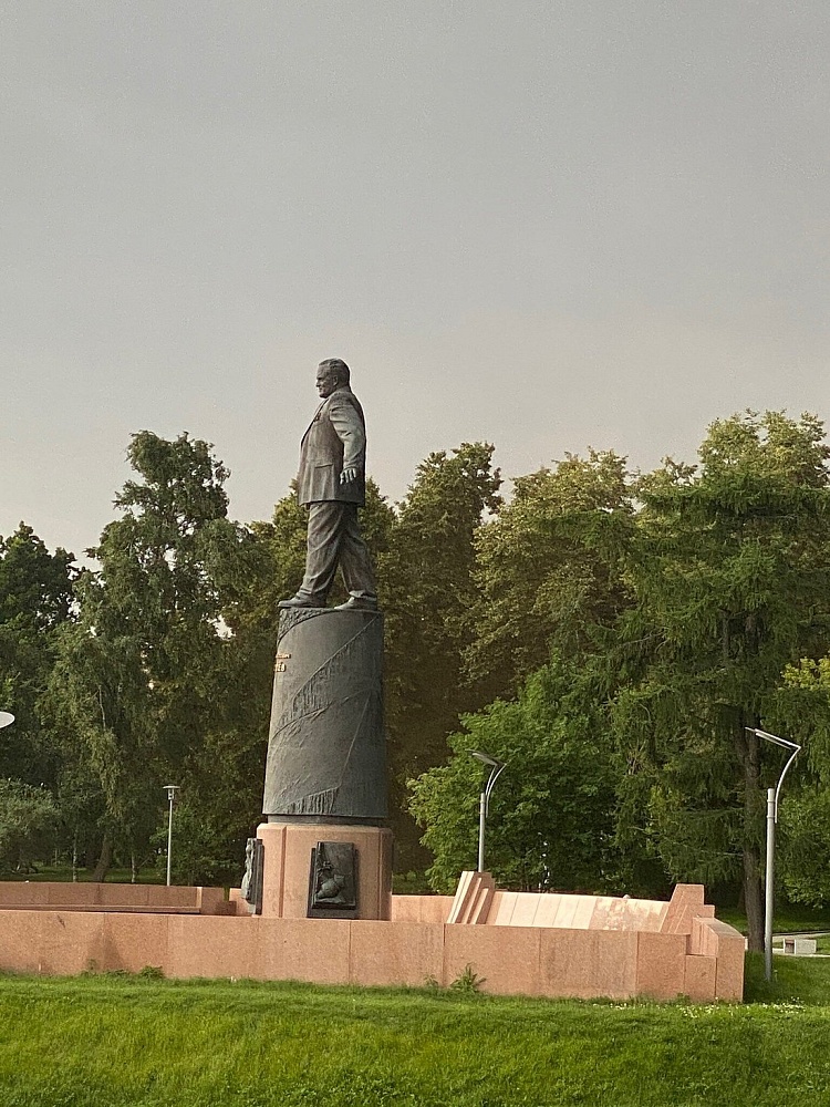 Памятник Королёву - 2