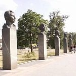 Памятник-бюст Комарову - 4