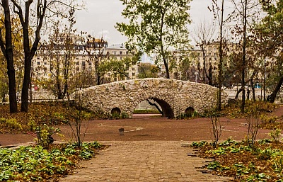 Гротесковый мост в Нескучном саду