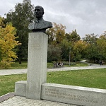 Памятник-бюст В. В Лебедеву - 3