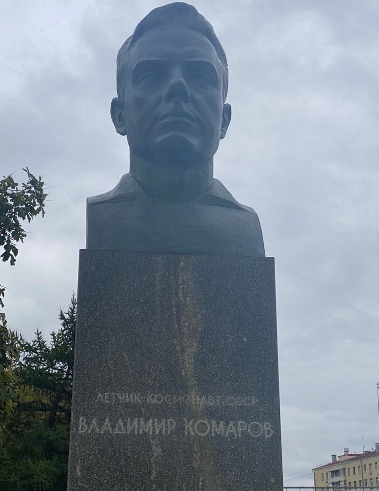 Памятник-бюст Комарову - 3