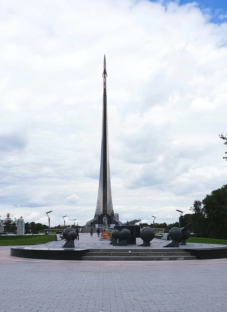 Солнечные Часы на Аллее Космонавтов - 1