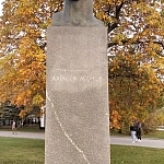 Алексей Архипович Леонов памятник - 6
