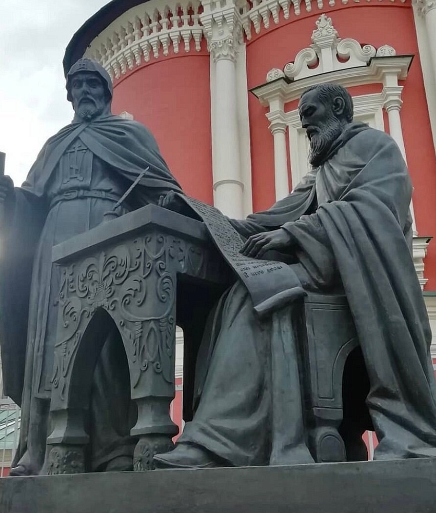 Памятник братьям Лихудам - 6