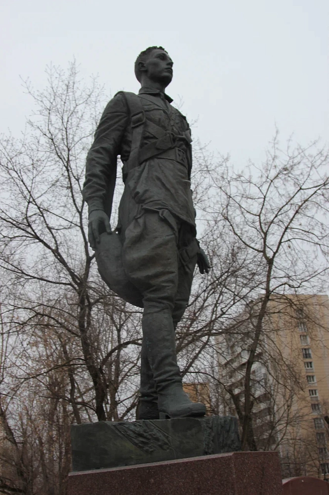 Памятник лётчику-истребителю В. В. Талалихину - 1