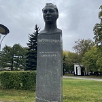 Памятник-бюст Беляеву - 2