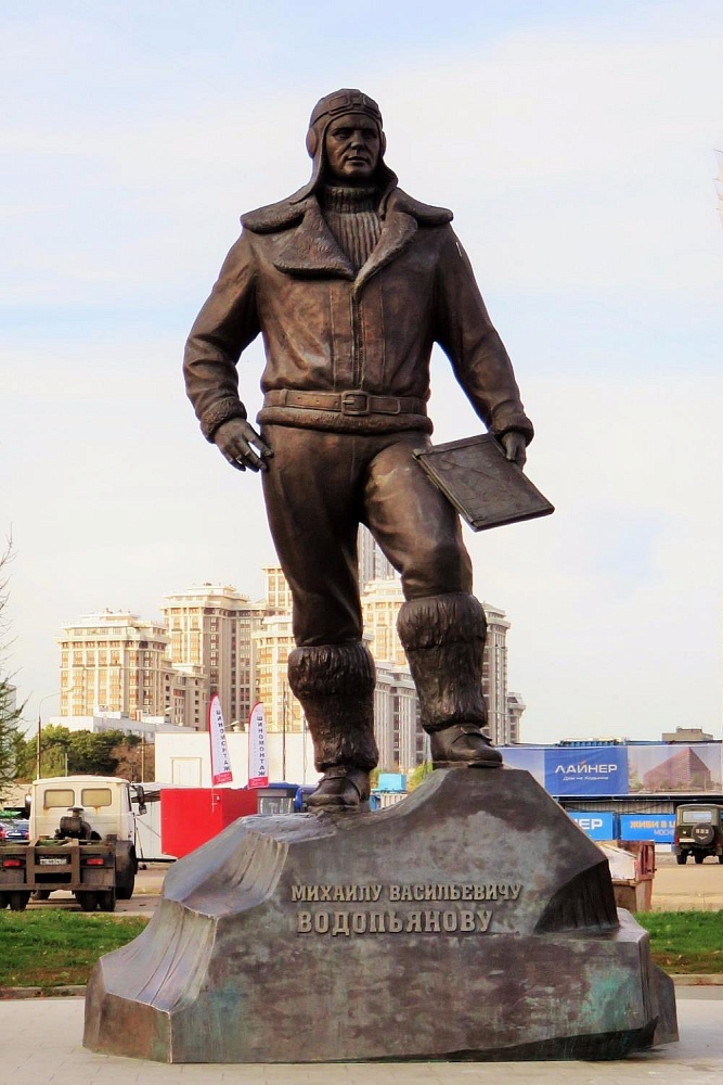 Памятник лётчику Михаилу Водопьянову - 2