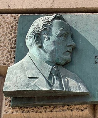 Мемориальная доска В.В. Карпову
