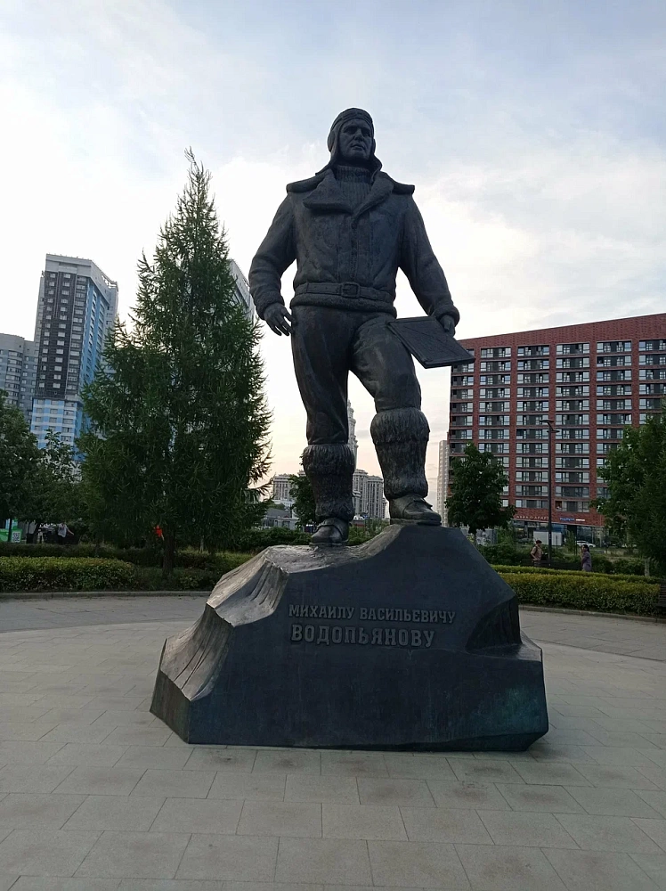 Памятник лётчику Михаилу Водопьянову - 6