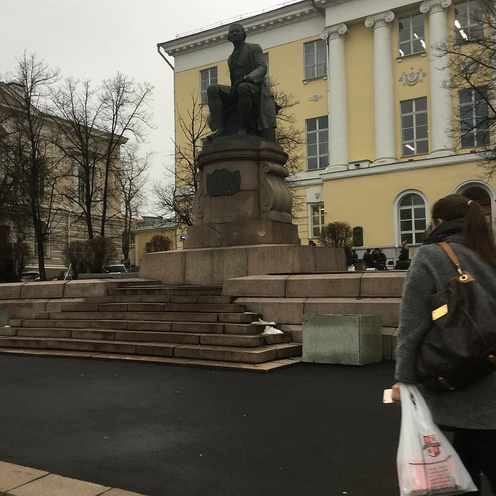 Памятник М.В.Ломоносову - 3