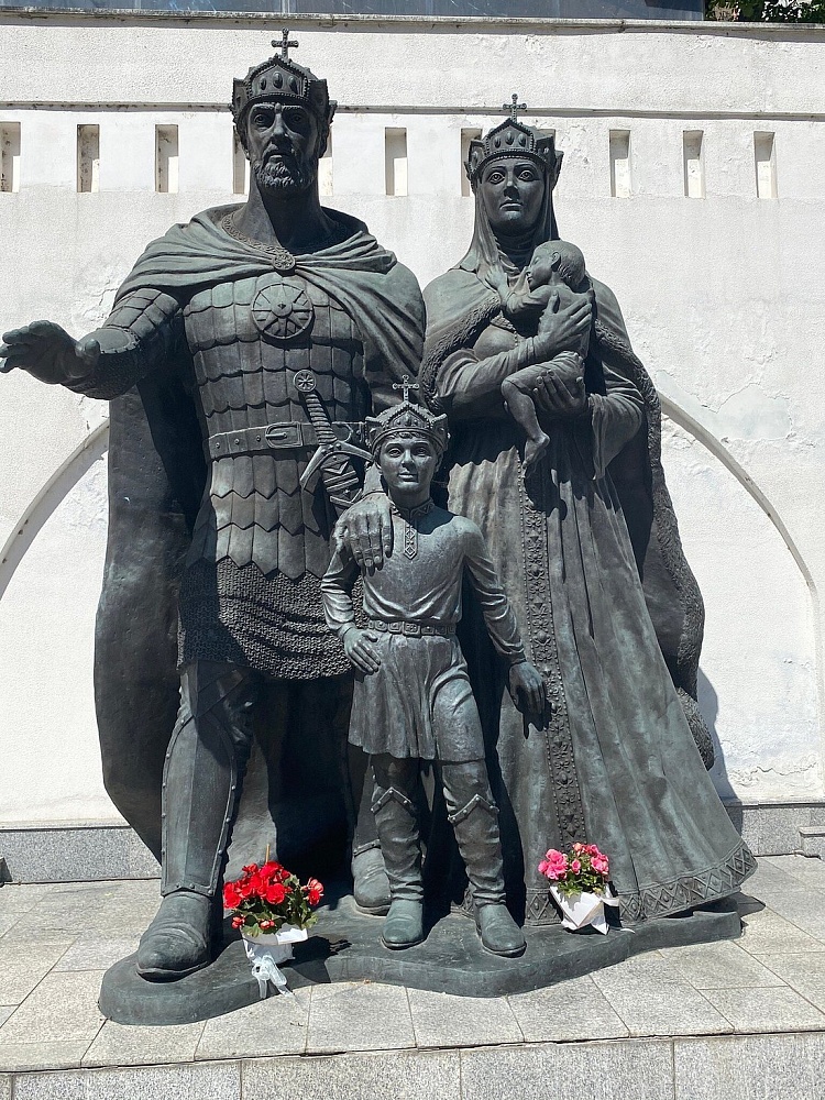 Памятник святым Евдокии Московской и Дмитрию Донскому с детьми - 1
