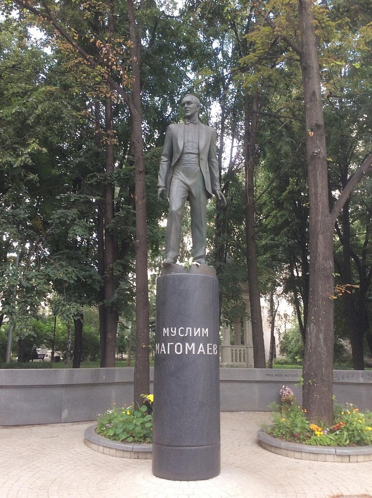 Памятник Муслиму Магомаеву - 5