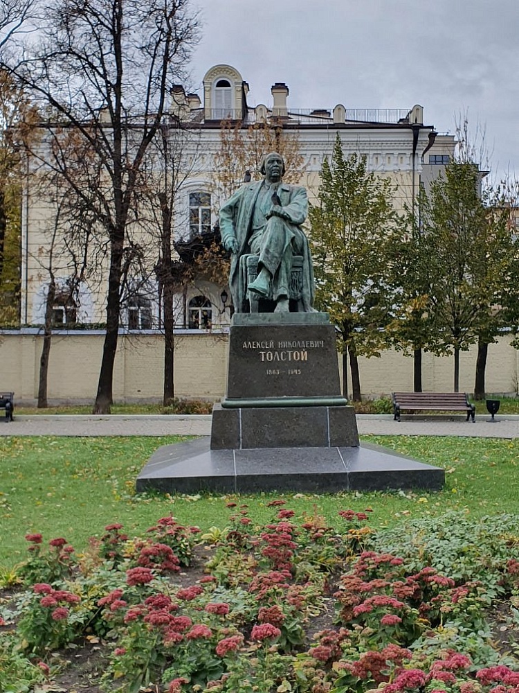 Памятник А.Н.Толстому - 1