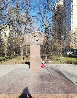 Памятник Эдуарду Багрицкому