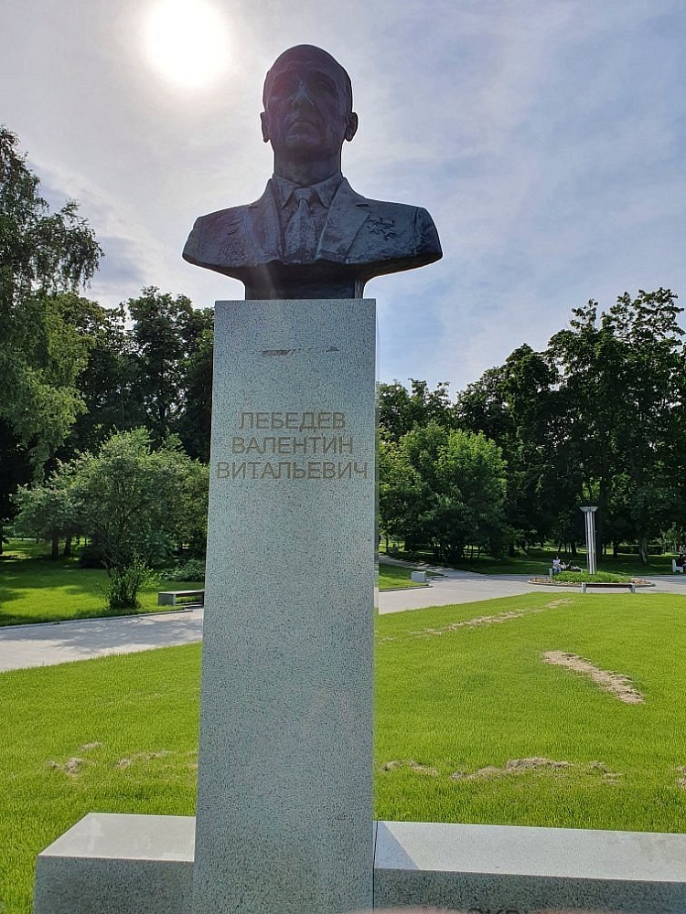 Памятник-бюст В. В Лебедеву - 2