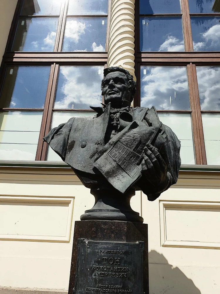Памятник-бюст К.А.Тону - 2