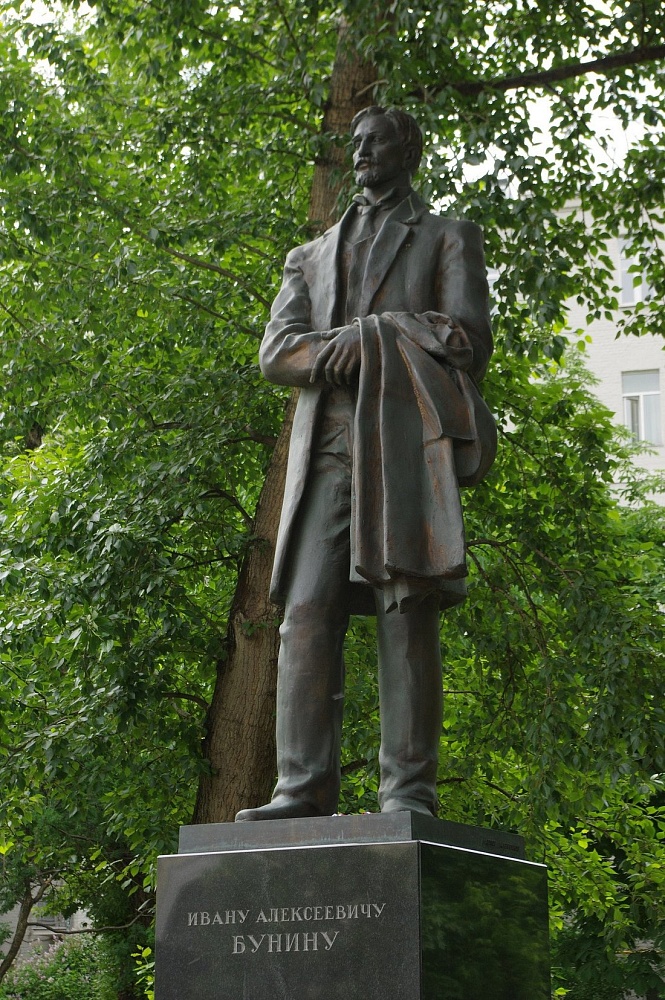 Памятник И.А.Бунину - 2