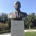 Памятник-бюст В. В Лебедеву - 4