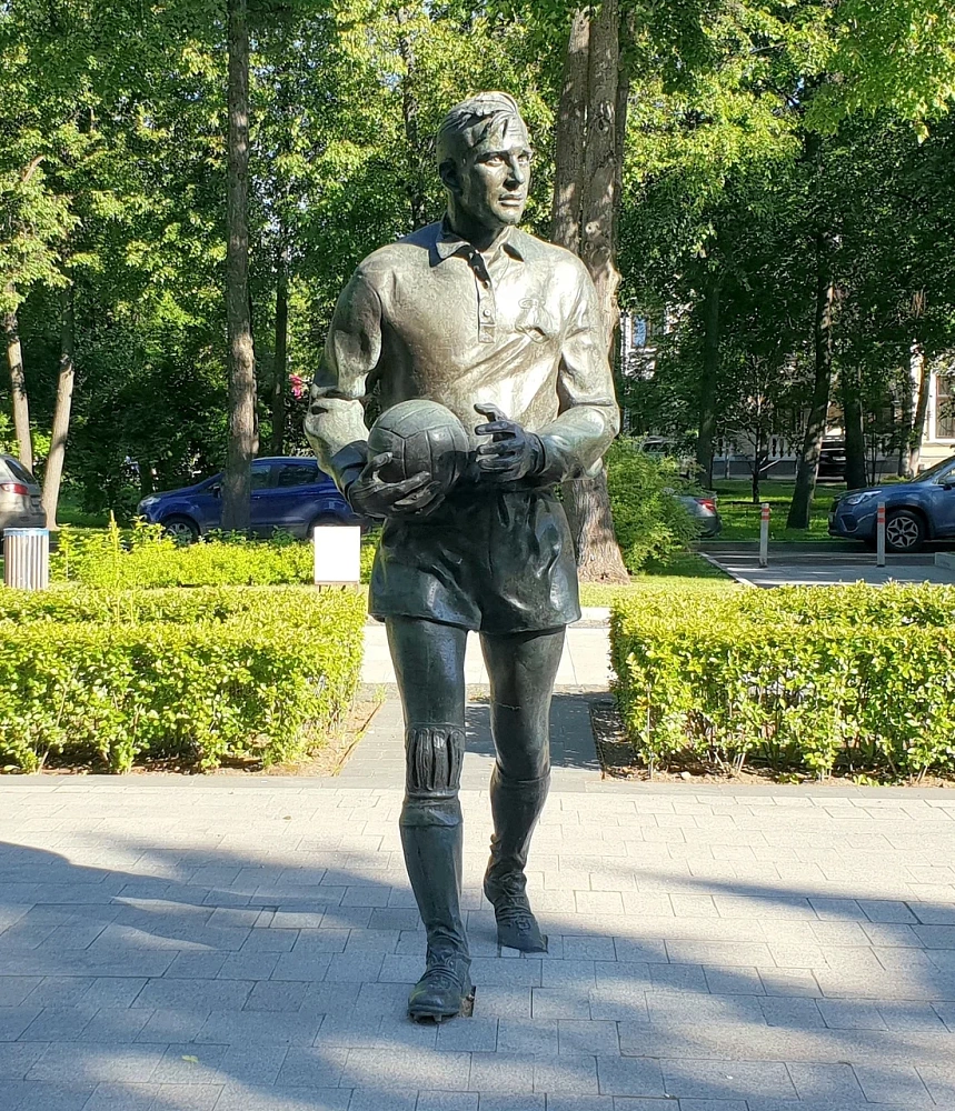 Памятник Льву Яшину в Лужниках - 3