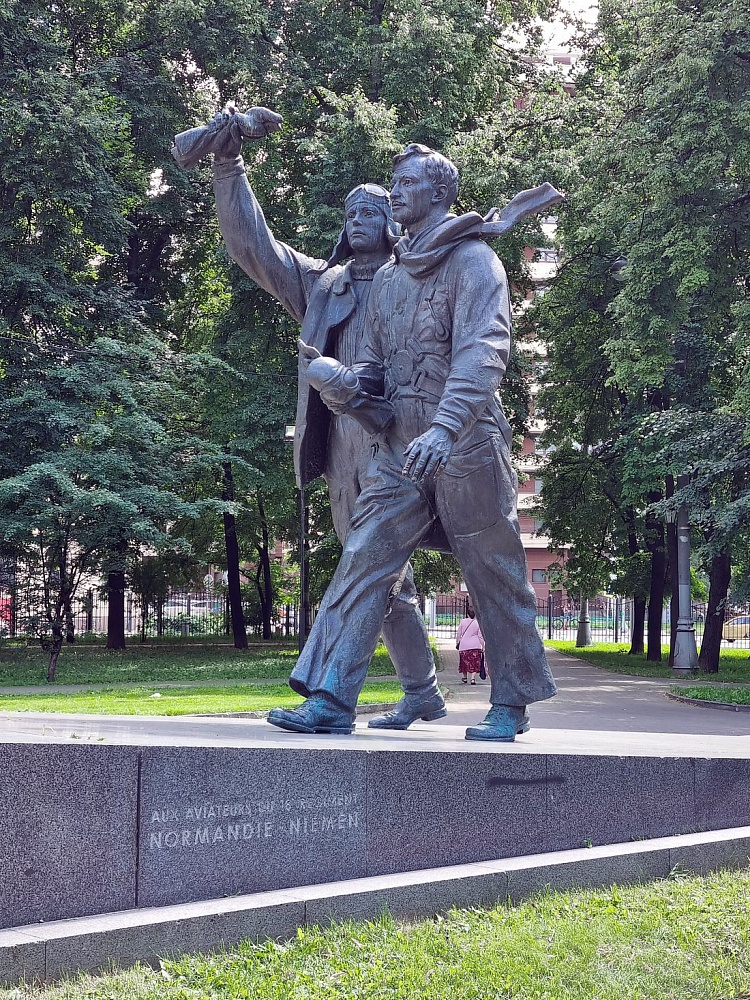 Памятник летчикам полка Нормандия-Неман - 5