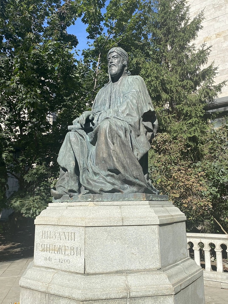 Памятник Низами Гянджеви - 8