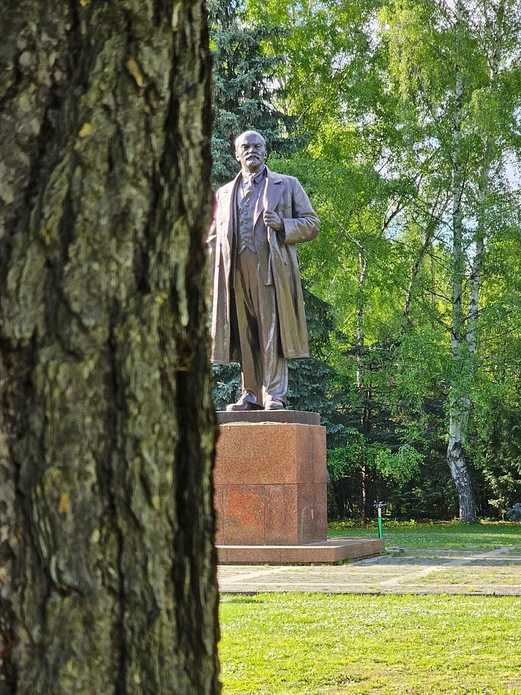 Памятник Ленину Лиственничная аллея - 3