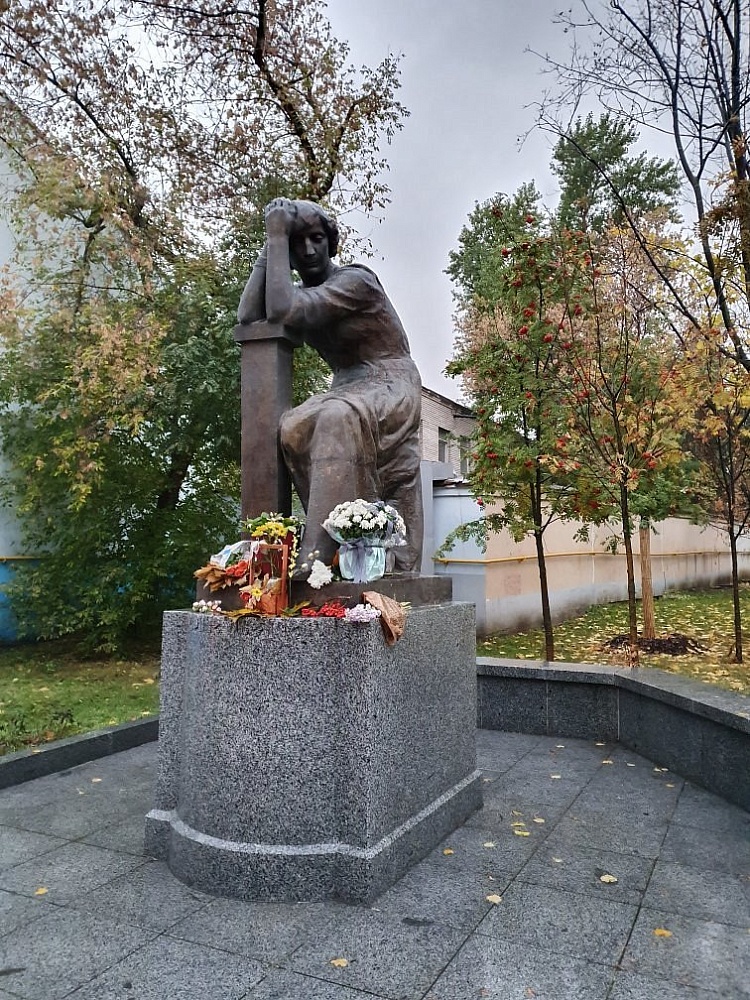 Памятник Марине Цветаевой - 5