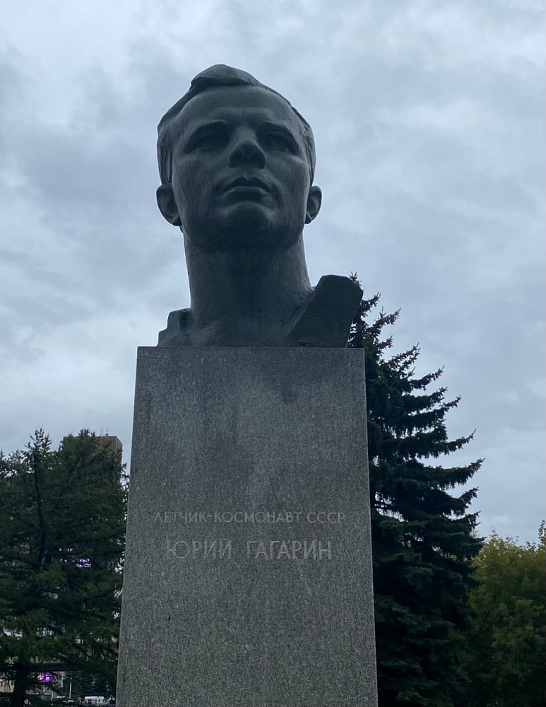 Памятник-бюст Гагарину - 4