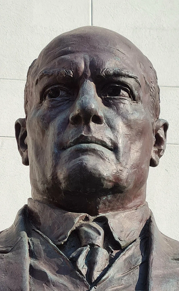 Памятник А.В.Щусеву - 5