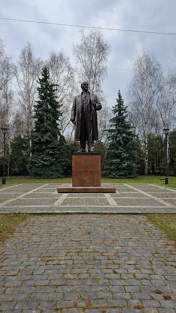 Памятник Ленину Лиственничная аллея - 2