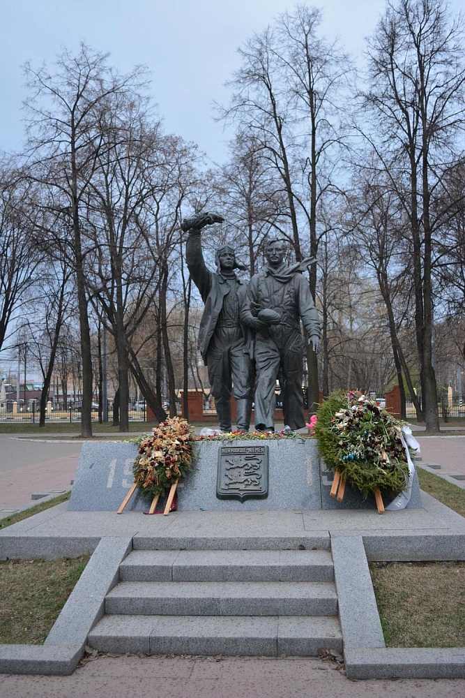 Памятник летчикам полка Нормандия-Неман - 2