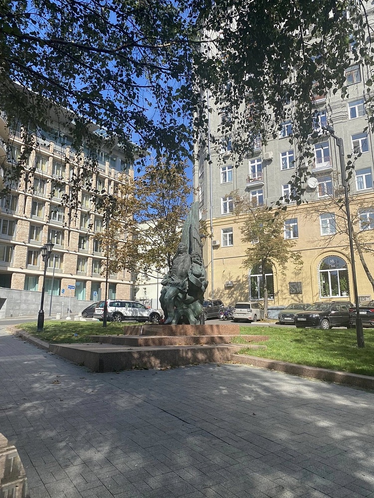Памятник Араму Хачатуряну - 3