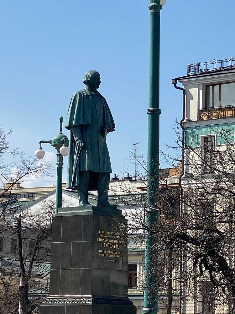 Памятник Н.В. Гоголю Гоголевский бульвар - 1