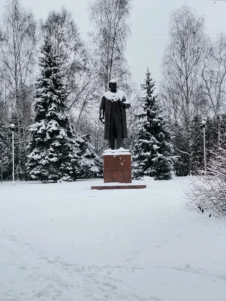 Памятник Ленину Лиственничная аллея - 7