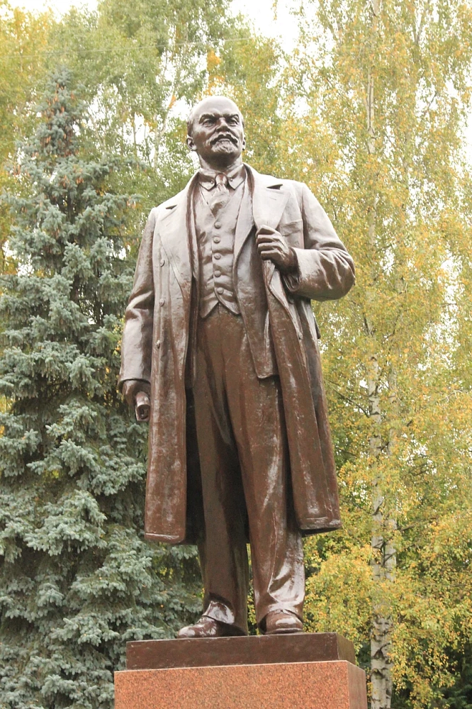 Памятник Ленину Лиственничная аллея - 5