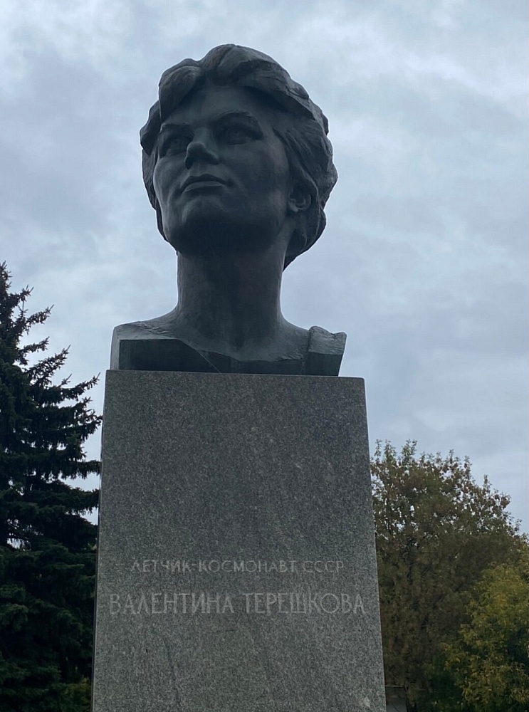 Памятник-бюст Терешковой - 1