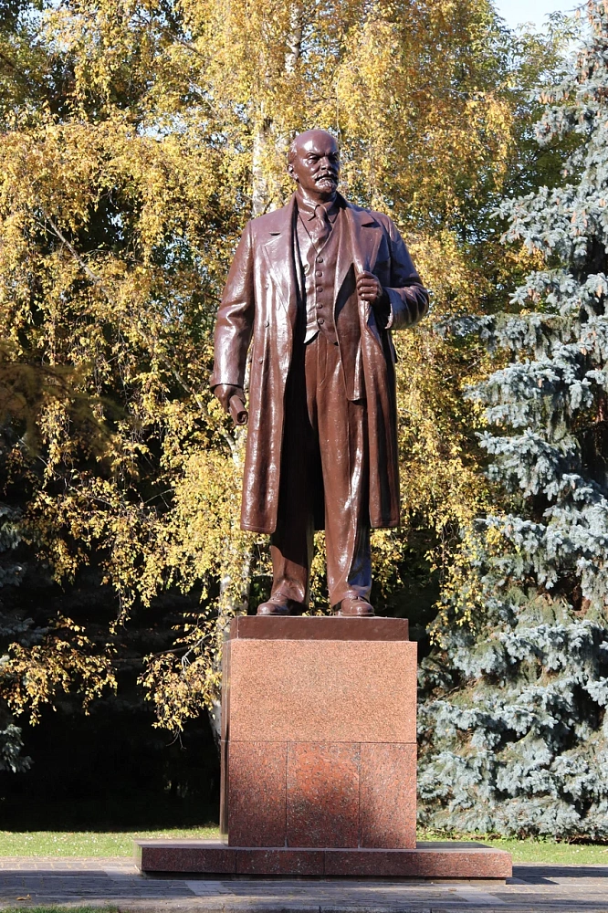 Памятник Ленину Лиственничная аллея - 4