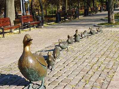 Скульптура Дайте дорогу утятам